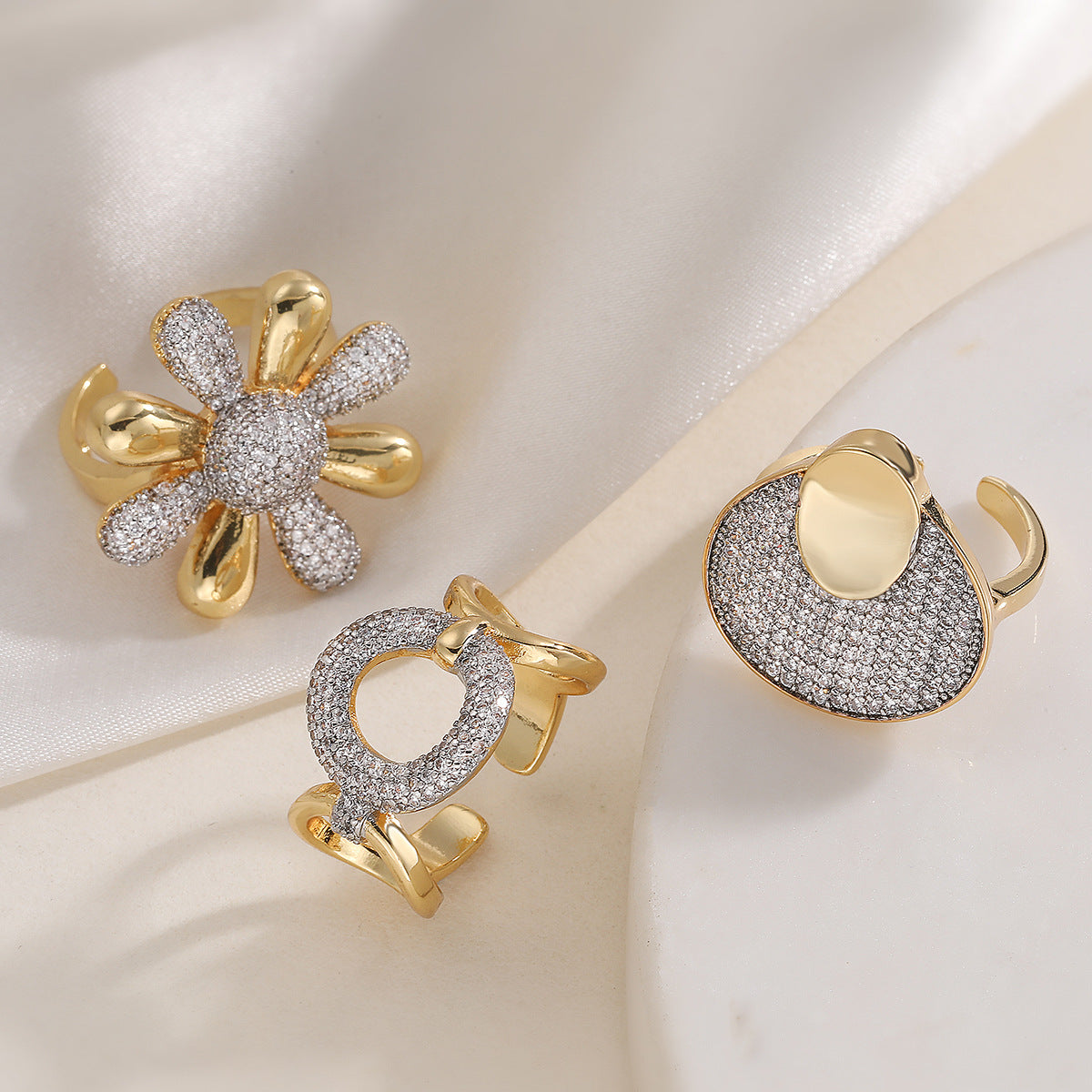 Minimalist Luxury Two-Tone Plated Geometric Flower Micro-Inlaid Cubic Zirconia Brass Ring for Women