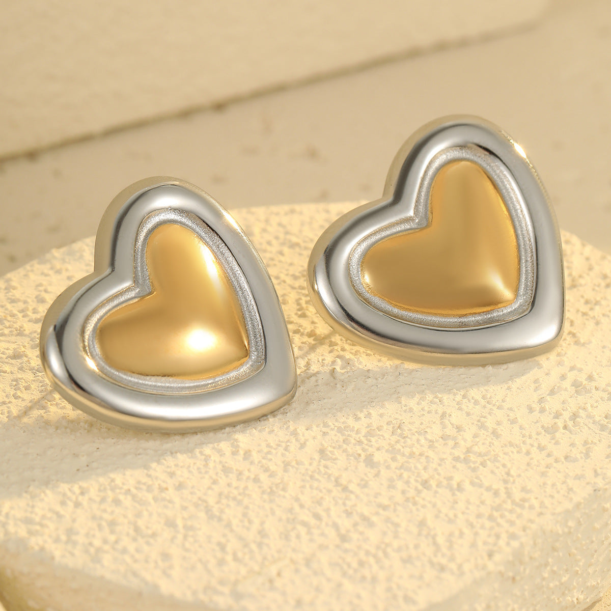 Orecchini a perno geometrici alla moda in acciaio inossidabile a forma di stella e cuore da donna con finitura placcata