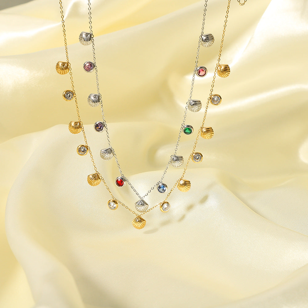 Collana da donna in acciaio inossidabile geometrica stile INS con ciondolo a conchiglia placcato oro 18 carati e intarsio in zircone