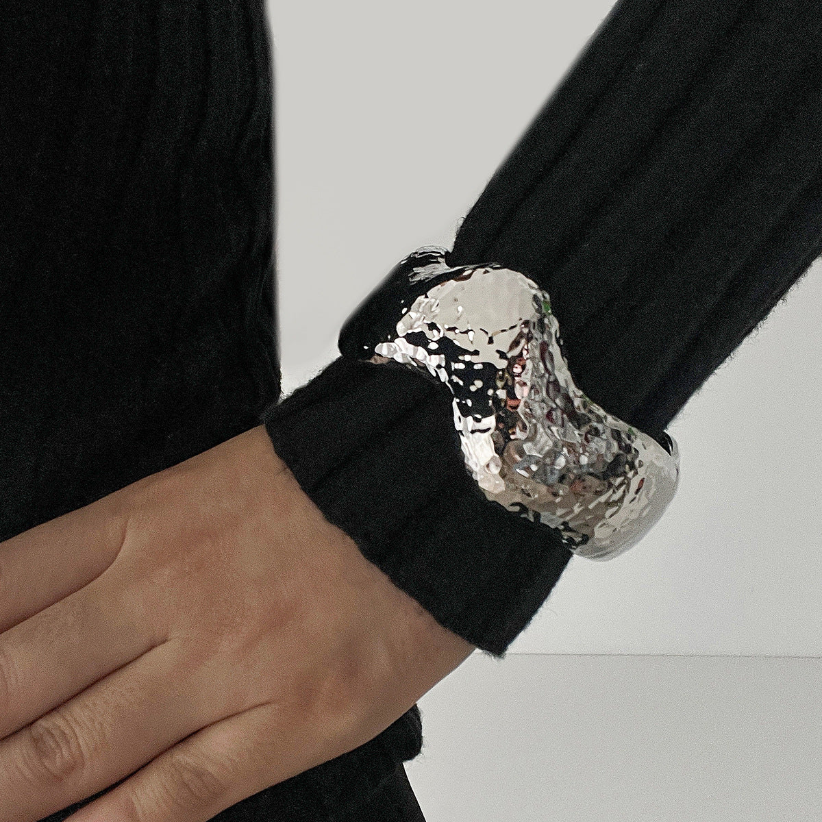 Bracciale rigido a molla lucidato in metallo liquido geometrico con texture decisa da donna