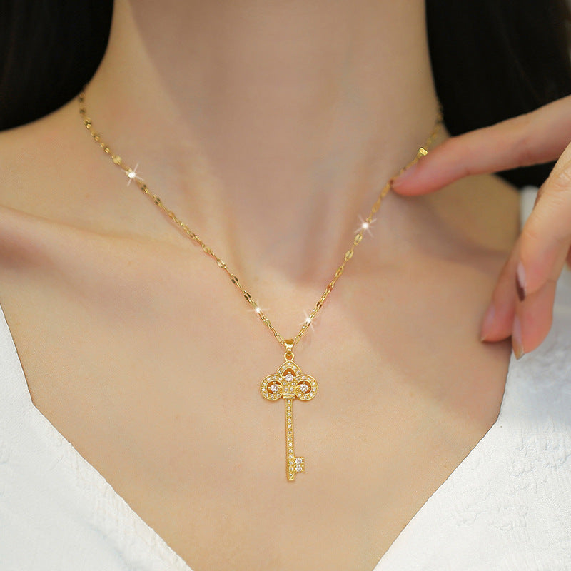 Collana con Pendente a Corona da Donna in Acciaio al Titanio di Lusso con Strass Intarsiati, Design Geometrico, Catena a Medaglione Regolabile