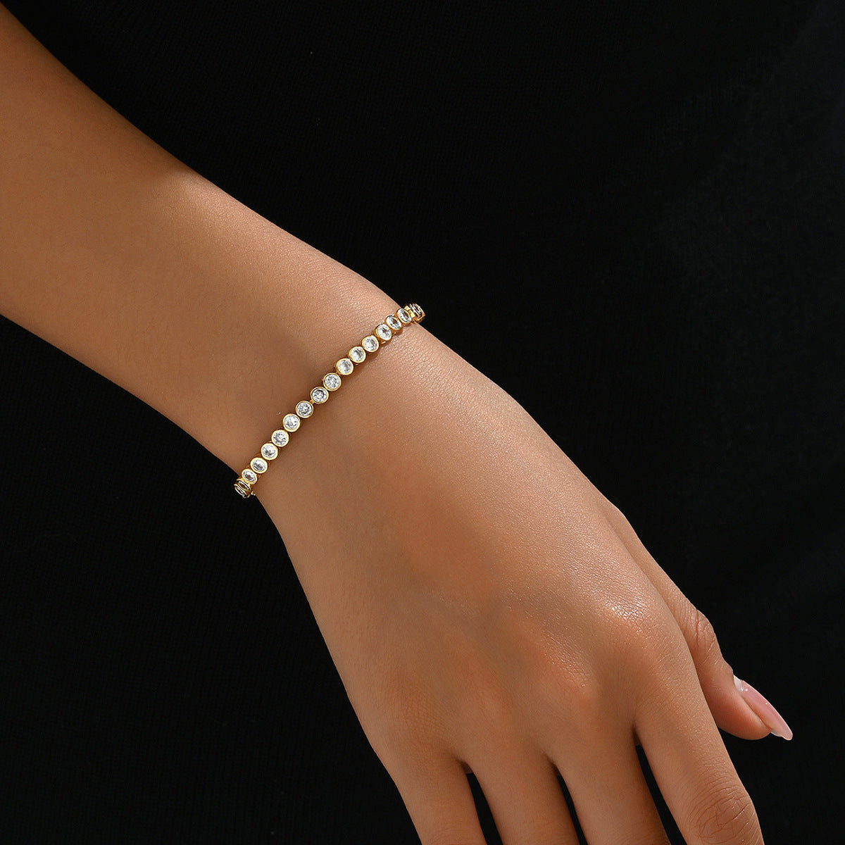 Pulsera geométrica minimalista, fresca y dulce para mujer, con incrustaciones de circonita sobre base de cobre chapada en oro de 18 quilates