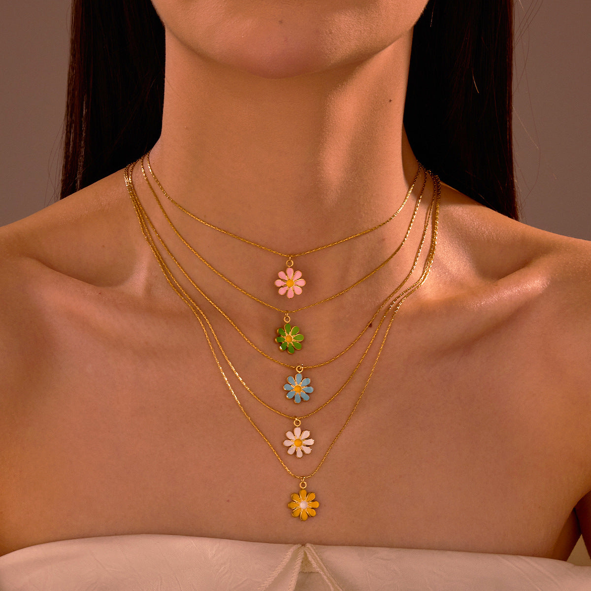 Collana da donna con fiore a margherita alla moda in acciaio inossidabile con finitura placcata, design geometrico a petali, accenti in smalto dopaminico