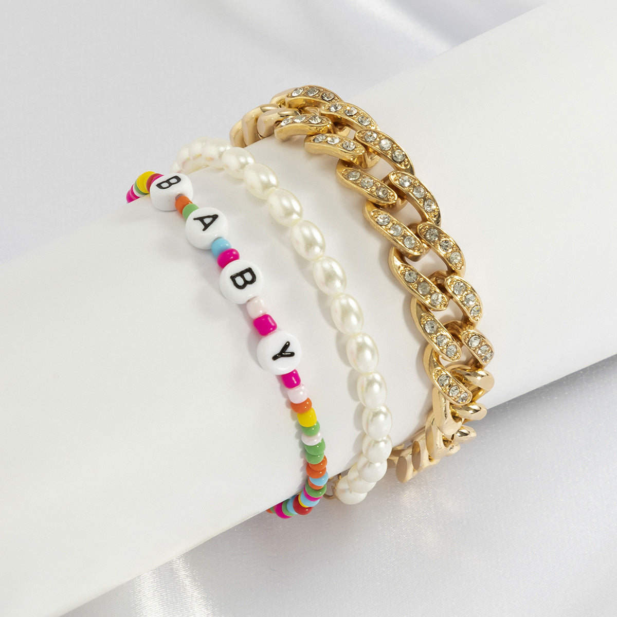 Set di bracciali da donna personalizzati con lettera geometrica, perle finte e catena a maglie cubane con zirconi incastonati