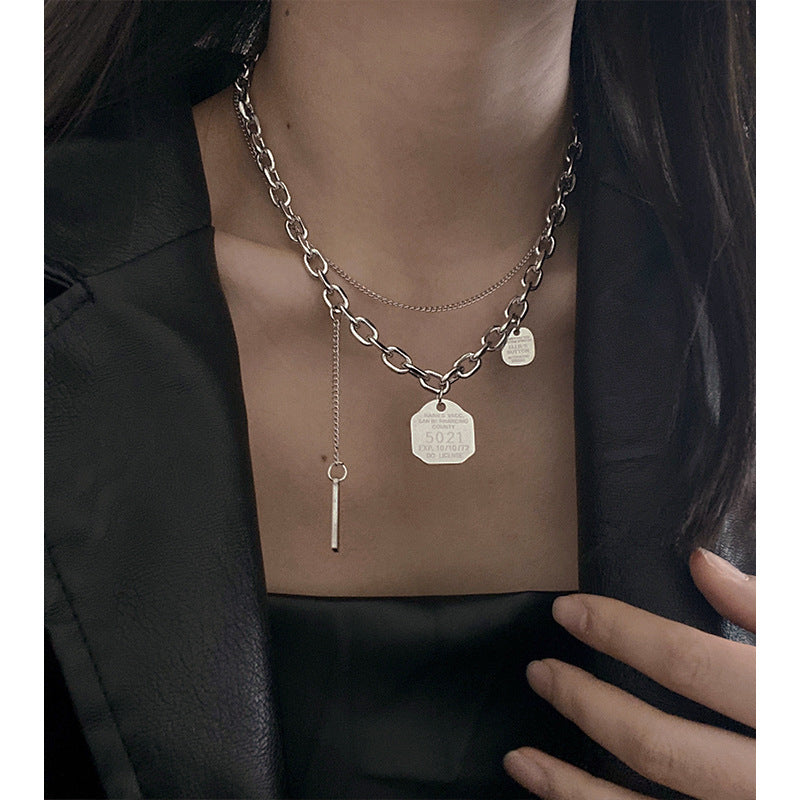 Collar Minimalista Geométrico en Acero de Titanio en Capas para Mujeres y Hombres con Colgante Pulido y Diseño de Cadena de Clavícula