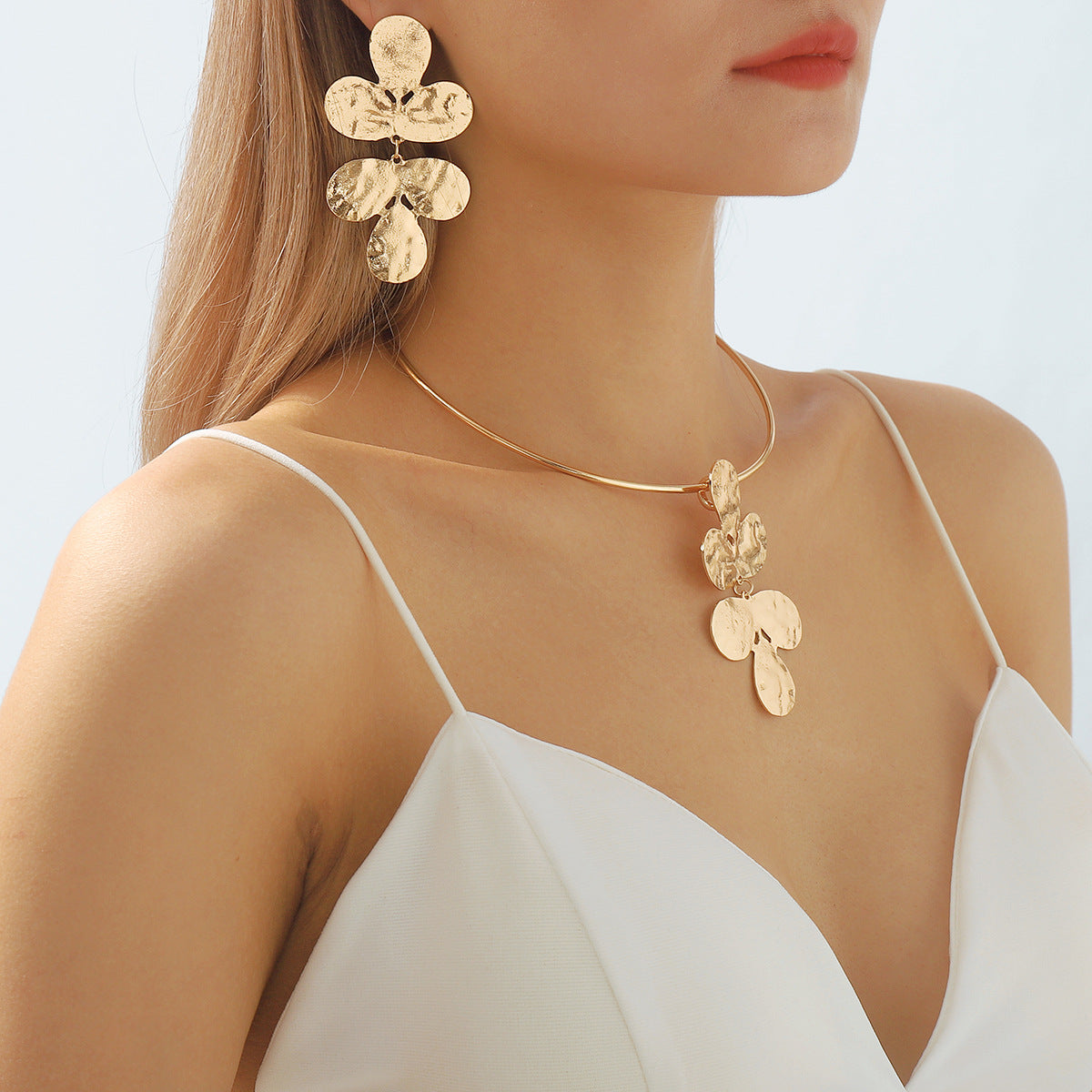 Pendientes de aleación con diseño floral geométrico dulce y atrevido, acabado chapado y colgante de trébol para mujer