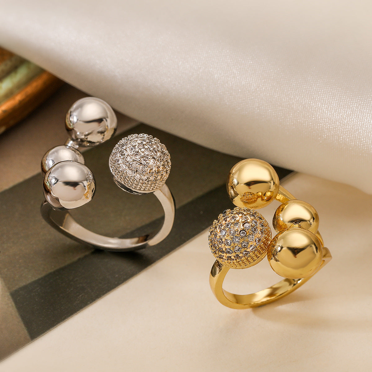 Anello aperto geometrico irregolare da donna in rame con placcatura in oro e intarsio di zirconi