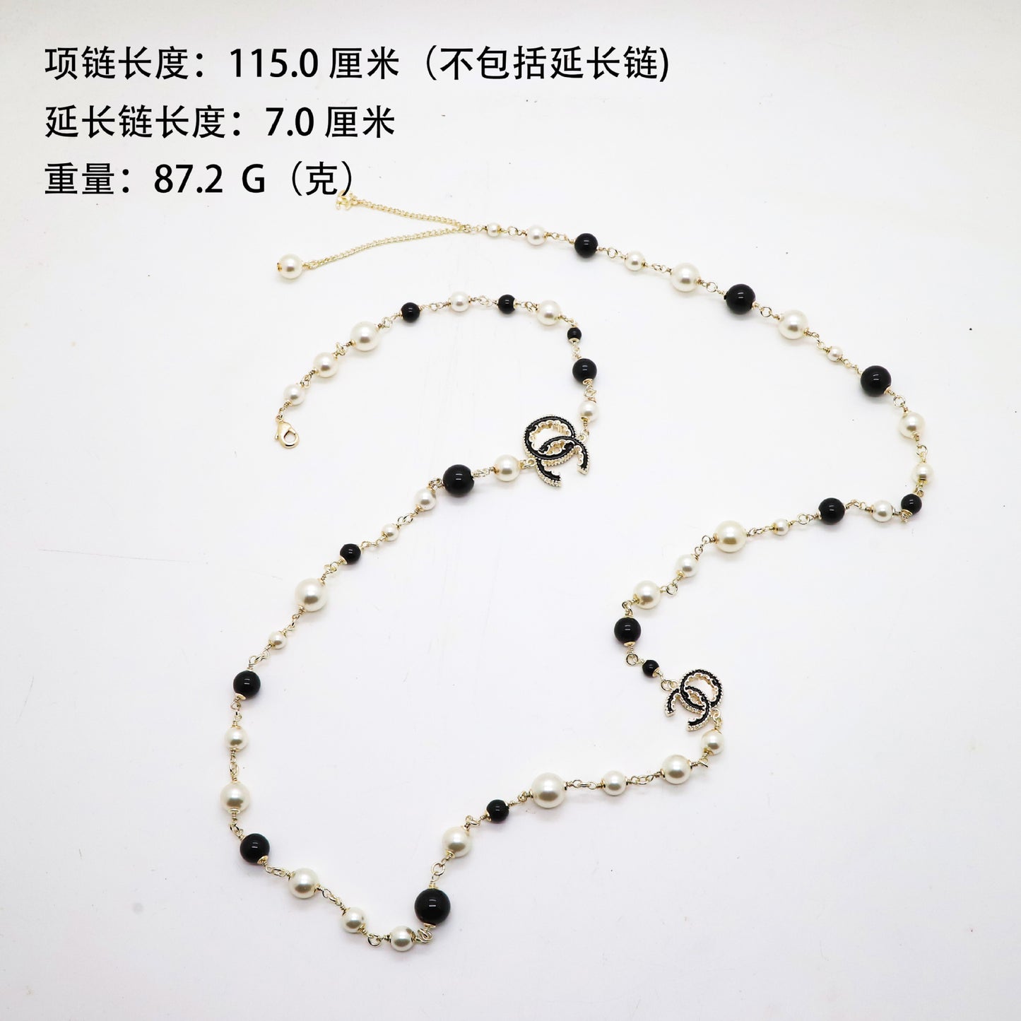 Collana da donna con ciondolo a lettera "C" smaltato vintage, perle bianche e nere, in ottone
