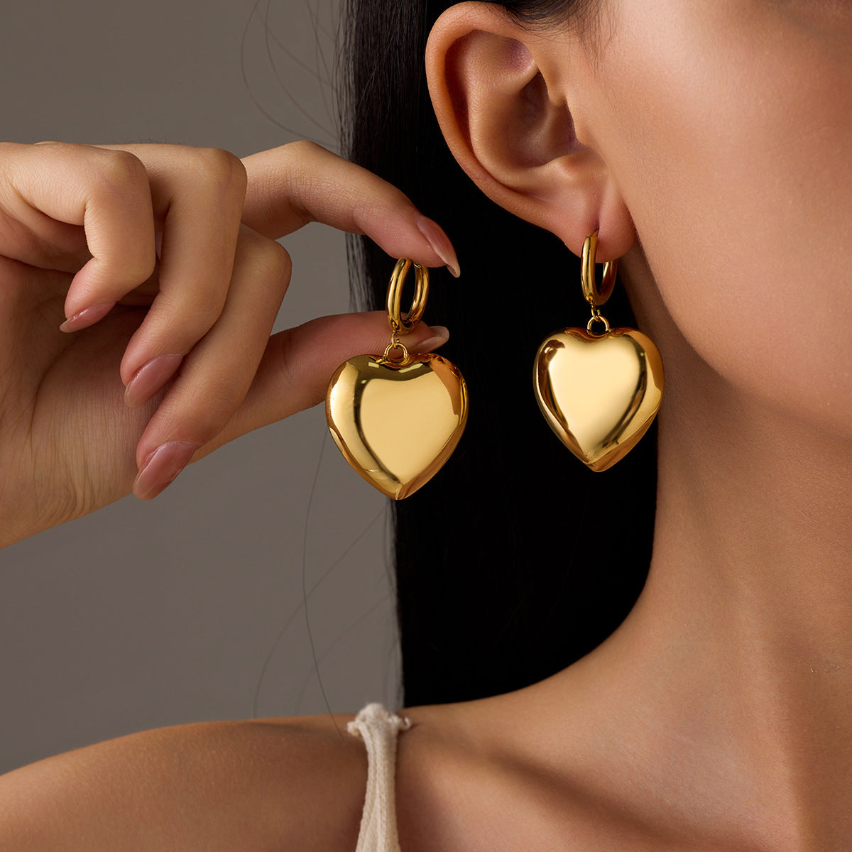 Orecchini da donna alla moda a forma di cuore, in acciaio al titanio, finitura placcata, ipoallergenici e resistenti allo sbiadimento