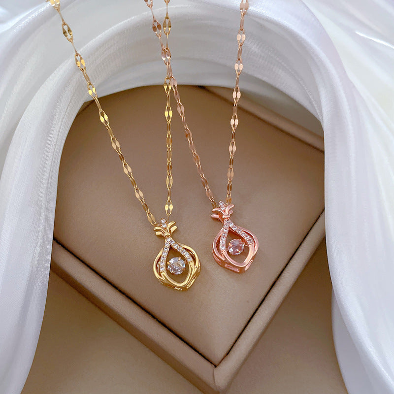 Elegante Collar con Colgante de Luna Geométrica de Acero de Titanio para Mujeres y Hombres con Incrustaciones de Diamantes de Imitación y Delicada Cadena de Relicario
