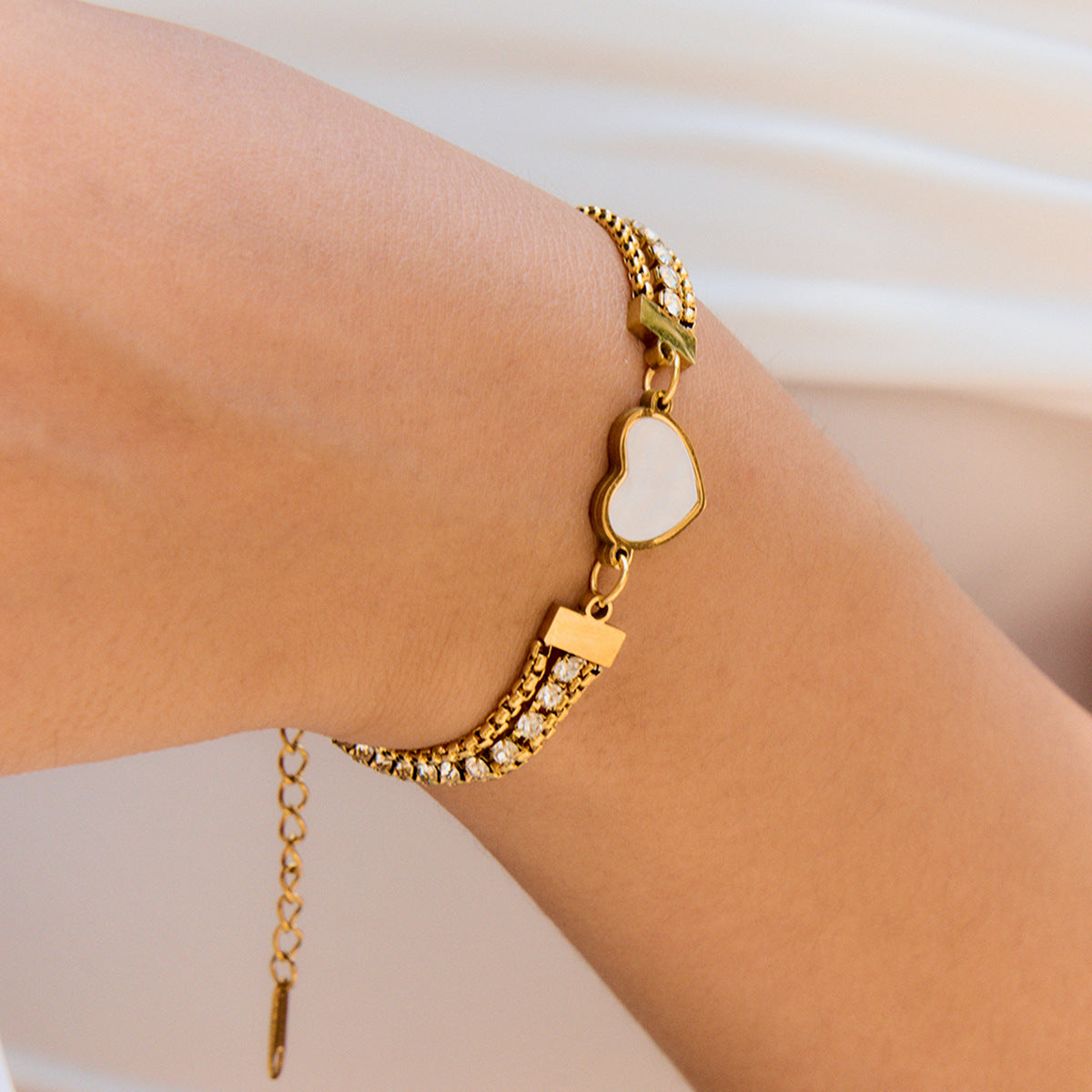 Elegante Bracciale Placcato in Acciaio Inossidabile a Forma di Cuore per Donne con Dettagli in Strass Gioielli di Lusso
