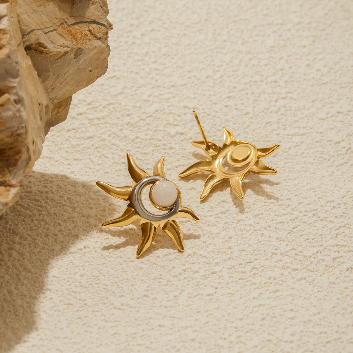 Pendientes de tuerca de acero de titanio con forma de sol geométrico con acabado chapado para mujer, joyería minimalista a la moda