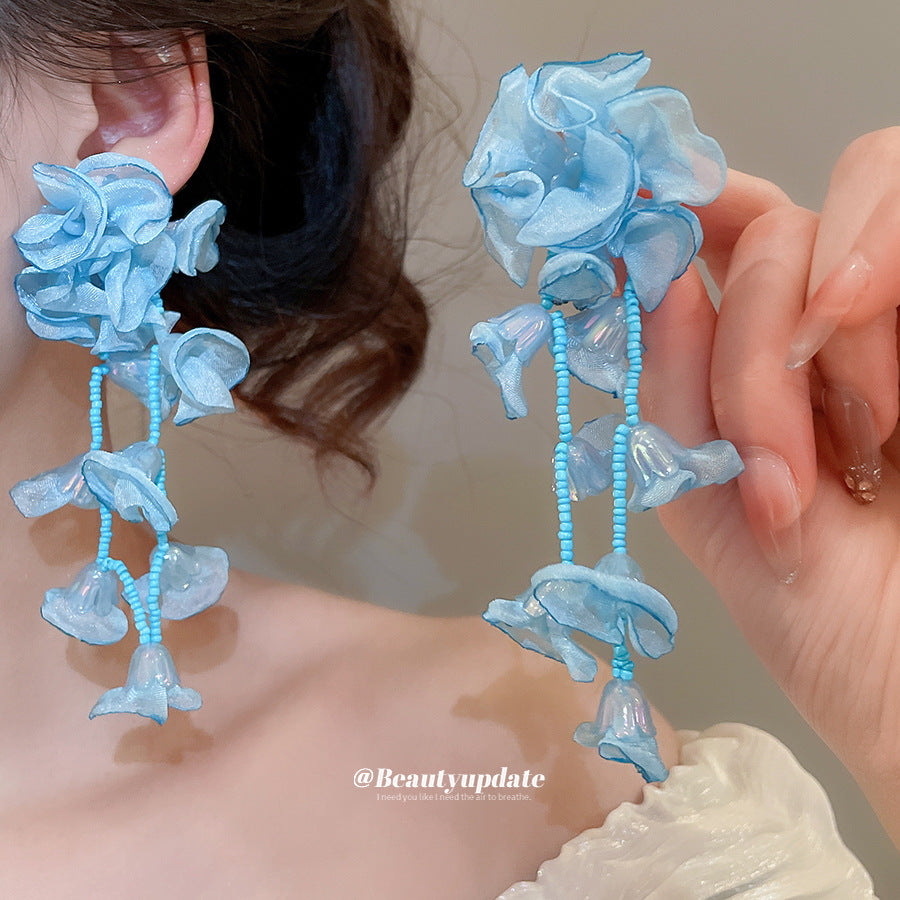 Orecchini a perno con nappe floreali dolci, perle in tessuto satinato e perni in acciaio inossidabile da donna