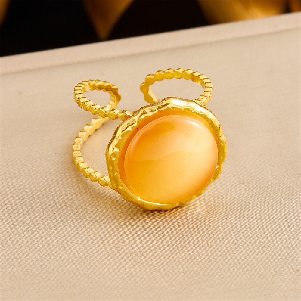 Anillo de acero inoxidable geométrico de estilo vintage con baño de oro de 18 quilates y detalle de corazón asimétrico para mujer