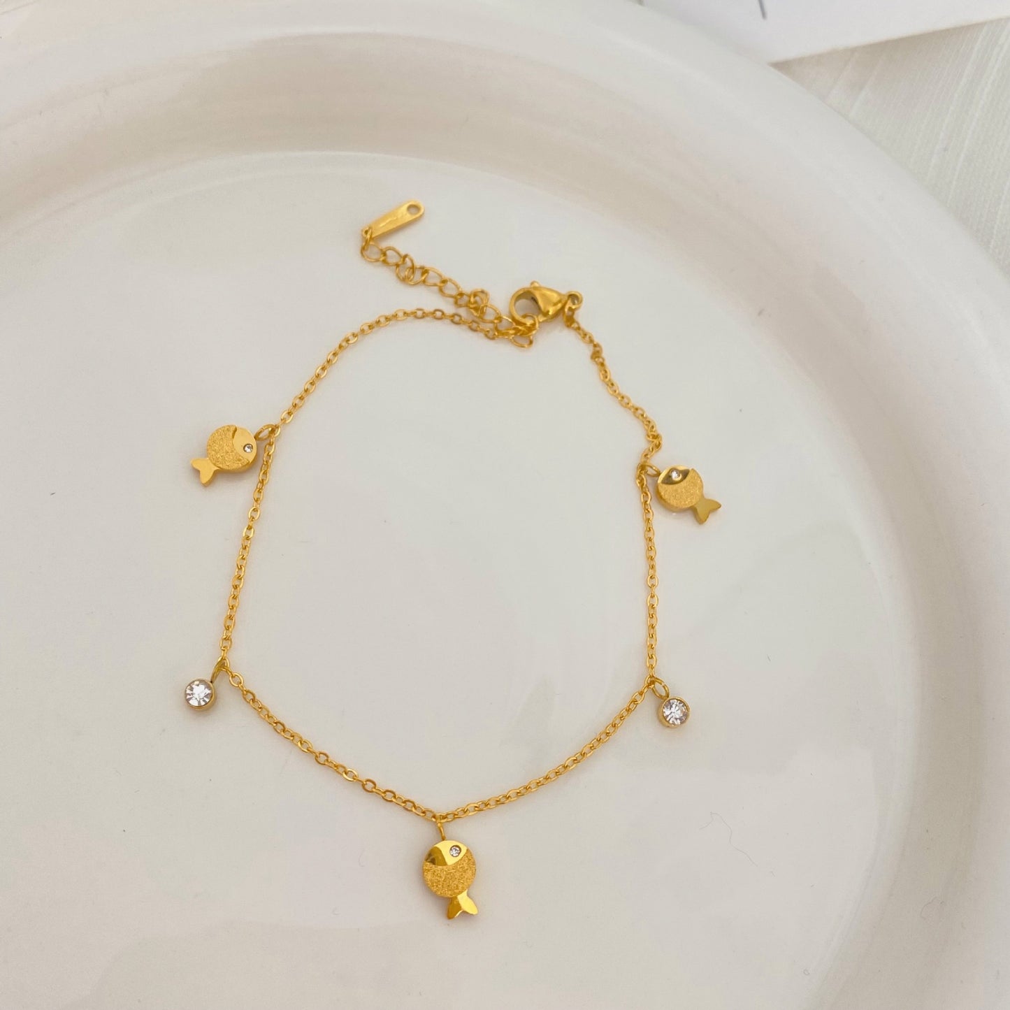 Cavigliera Minimalista Geometrica a Forma di Pesce da Donna con Perline Rotonde e Finitura di Pregio