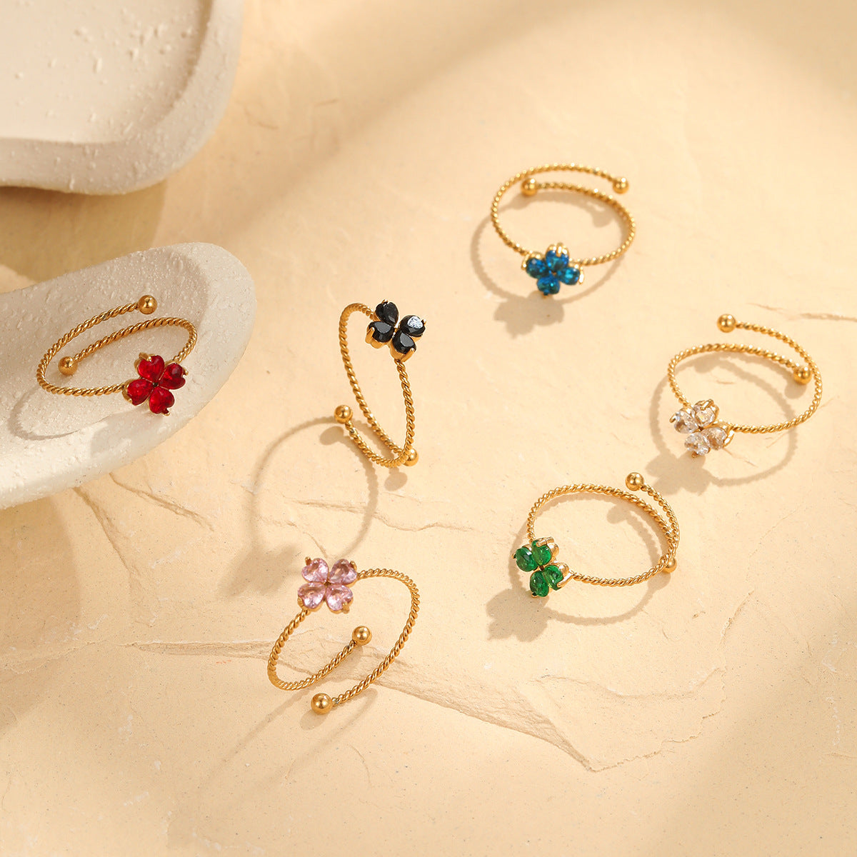 Anillo minimalista de acero inoxidable con forma de trébol de cuatro hojas y acabado galvanizado para mujer
