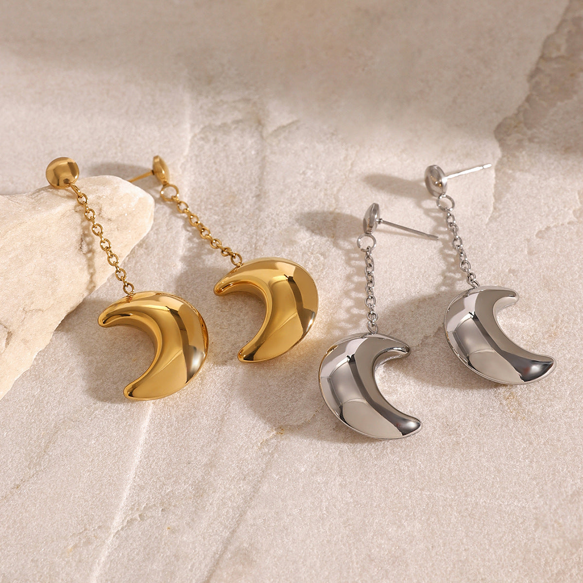 Eleganti orecchini geometrici in acciaio inossidabile a forma di luna con finitura in acciaio al titanio placcato per donna