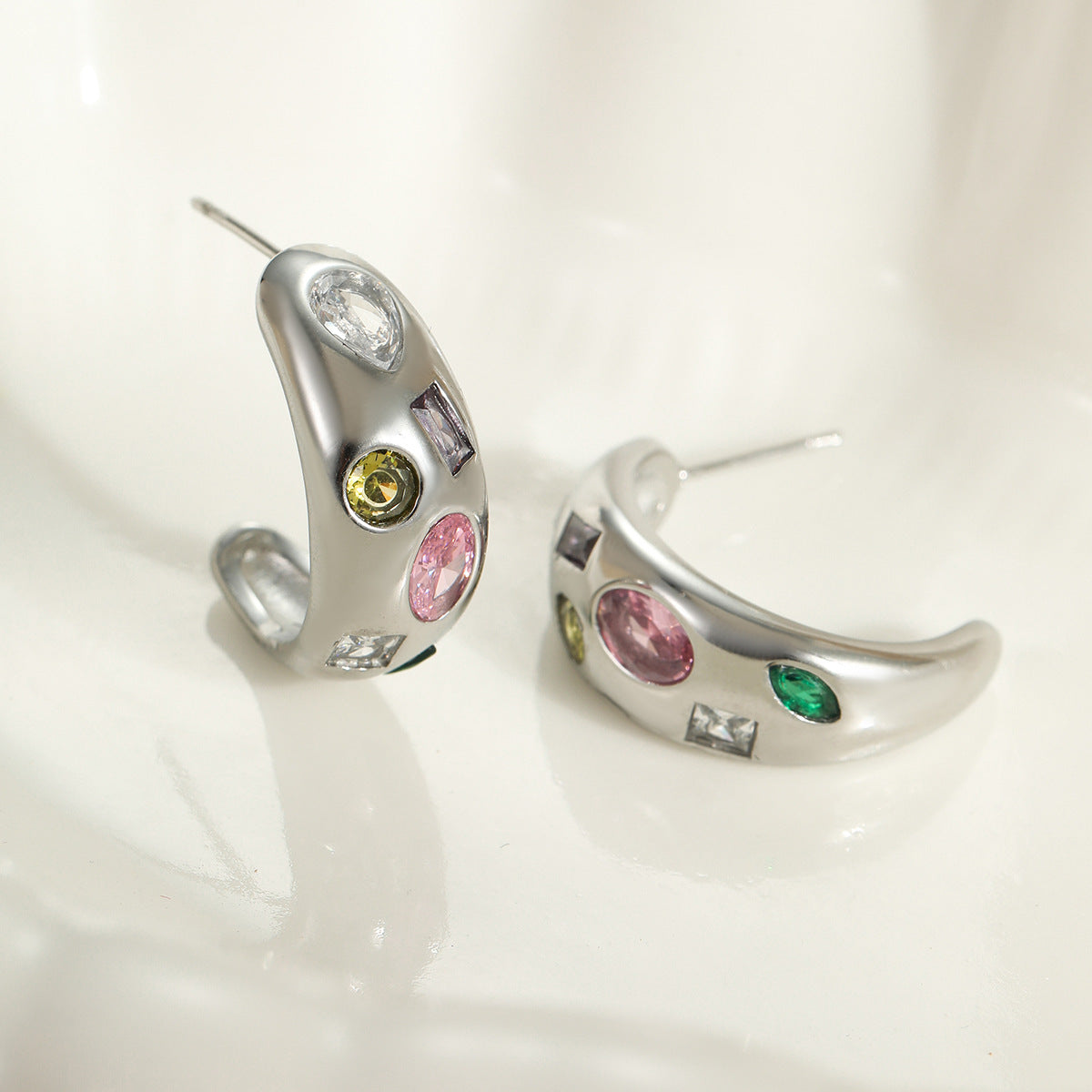 Orecchini a Cerchio in Acciaio Inox a Forma di U Geometrici in Stile Vintage con Intarsio di Zirconi Colorati e Finitura Placcata