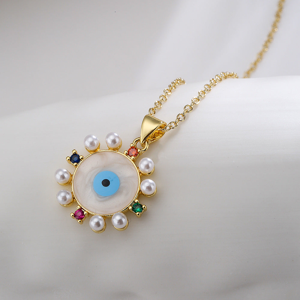 Collana con Pendente Occhio Turco Geometrico Stile INS da Donna con Base in Rame Placcata Oro 18K e Finitura a Smalto, Micro-Incastonata con Zirconi e Accenti di Perle