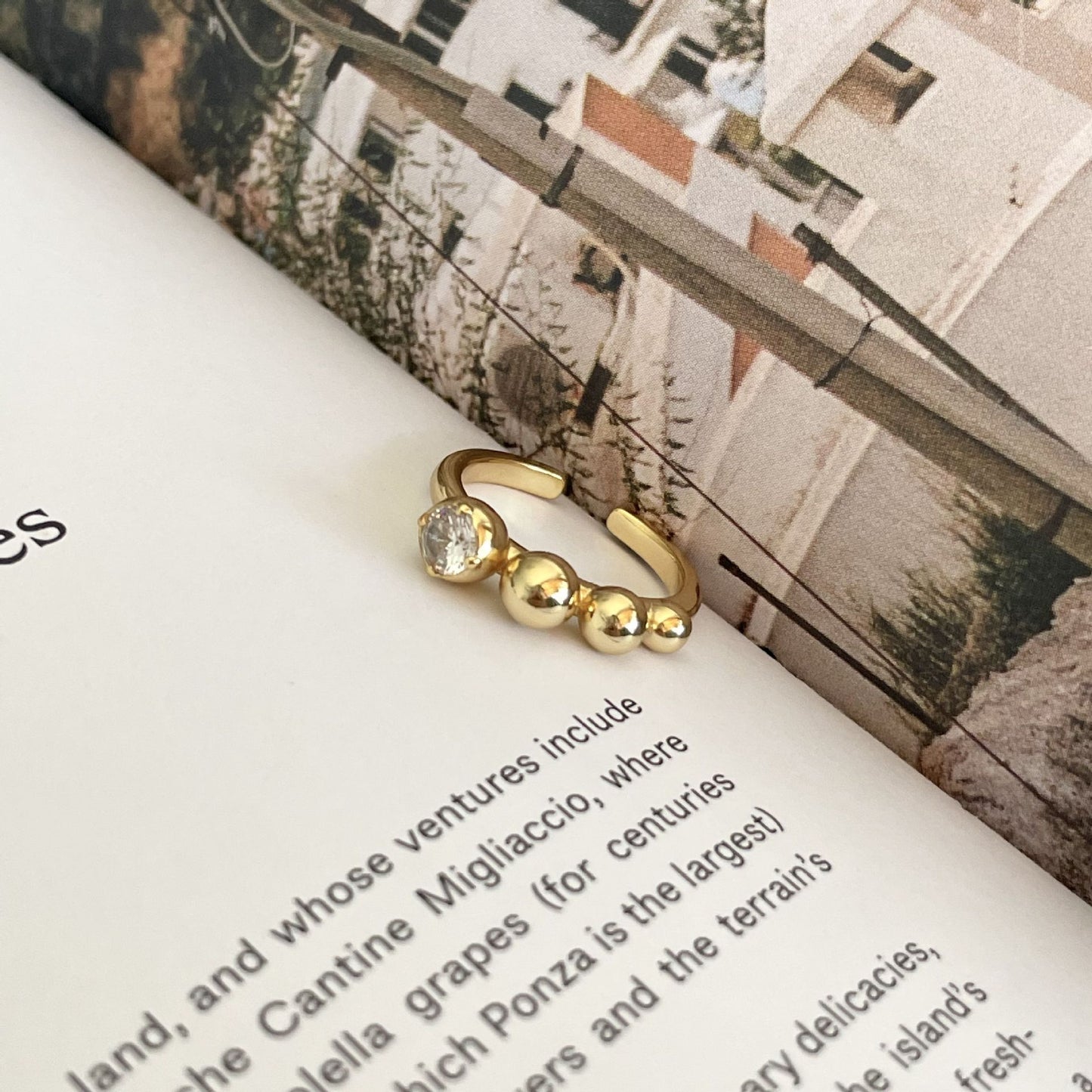 Anillo de Plata de Ley 925 Minimalista con Forma de Corazón, Incrustaciones de Circones y Acento Cuadrado Biselado