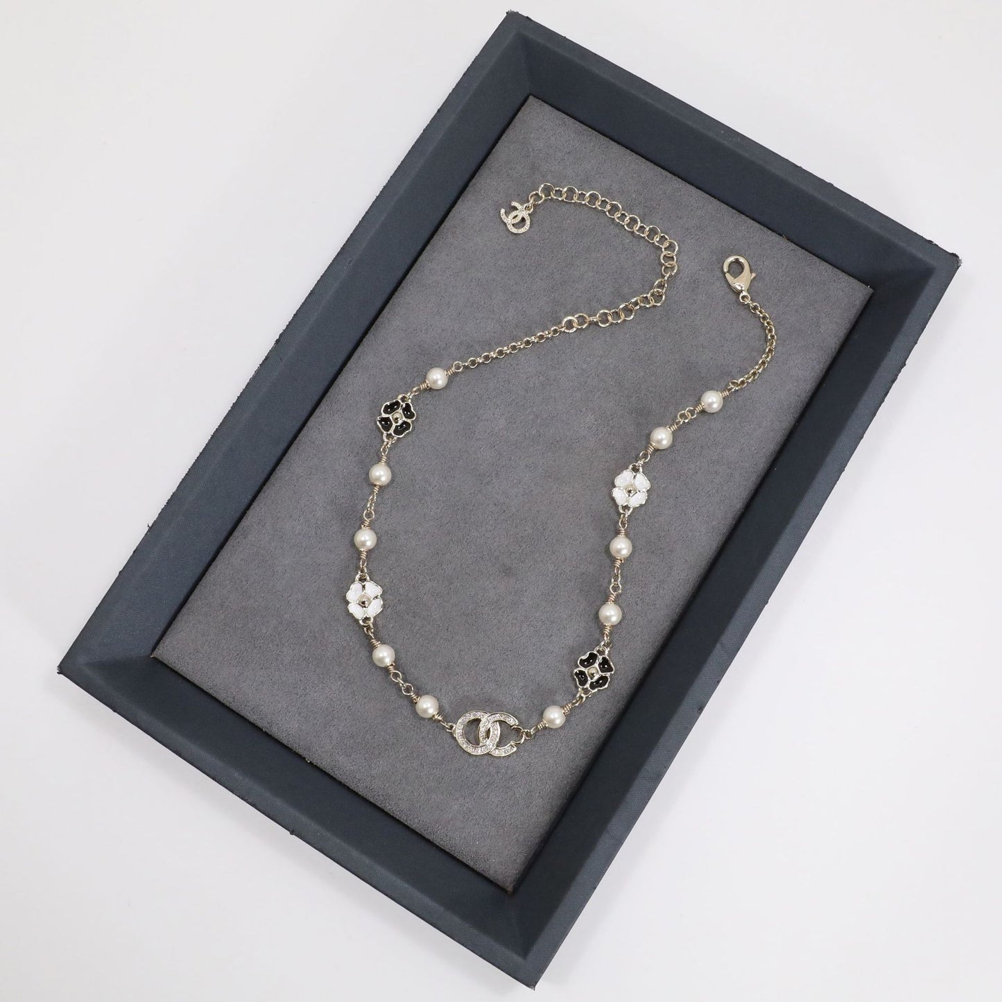 Collana da Donna Placcata Oro Lusso con Lettera Floreale in Ottone Smaltato e Strass su Catena a Sfera