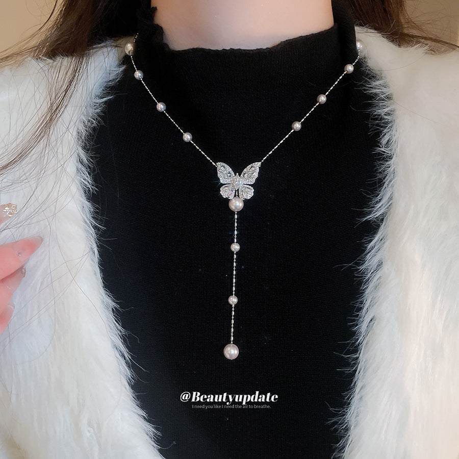 Elegante Collana Pendente a Farfalla Minimalista con Perle Simulate e Intarsi in Zircone per Donne, Catena per Clavicole dall'Estetica Lussuosa e Sofisticata