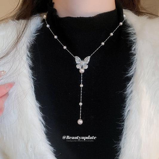 Elegante collar minimalista con colgante de mariposa con perlas simuladas e incrustaciones de circonitas para mujer, cadena de clavícula con estética lujosa y sofisticada