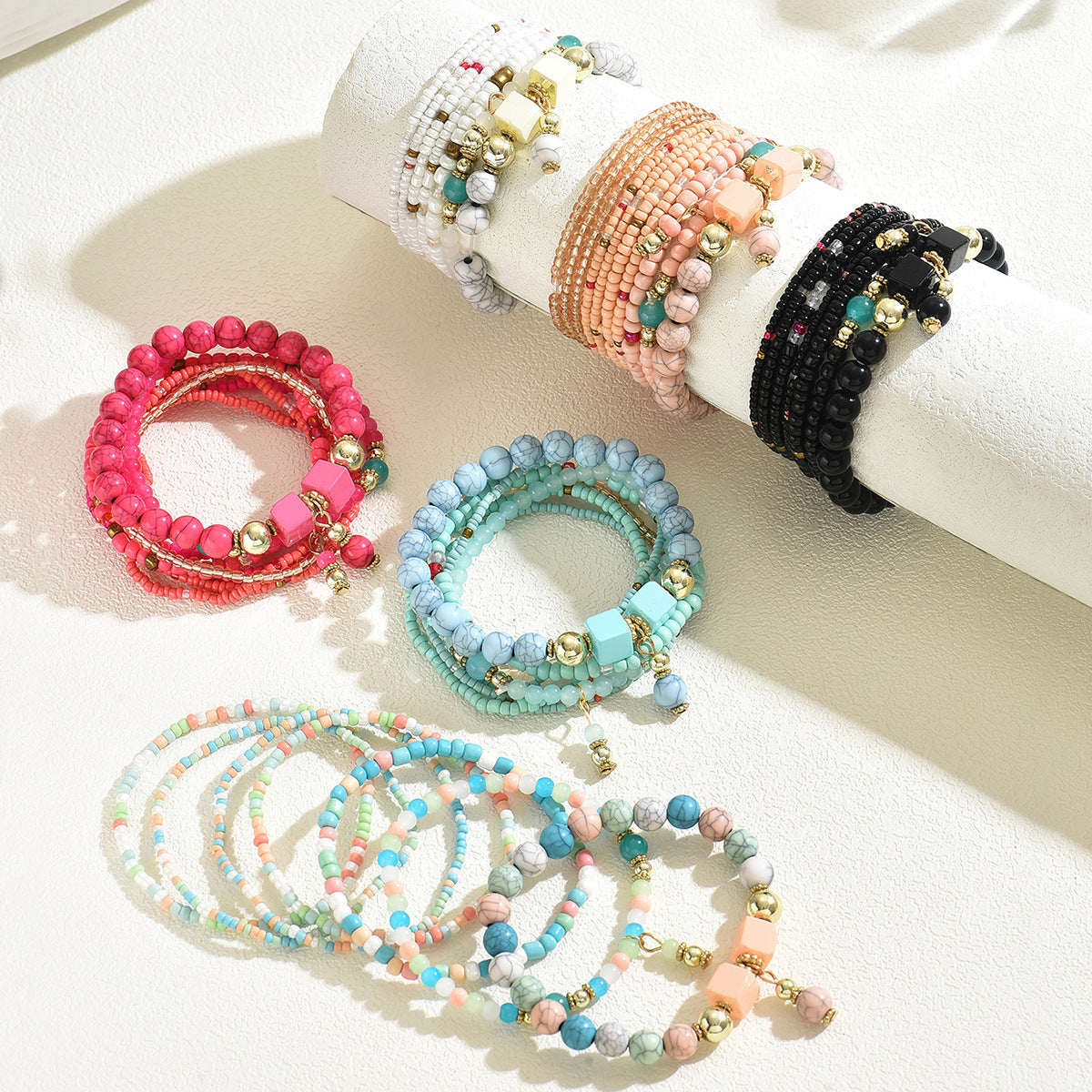 Pulsera de mujer estilo bohemio de múltiples capas con cuentas coloridas tejidas de acrílico en formas geométricas para uso casual a la moda