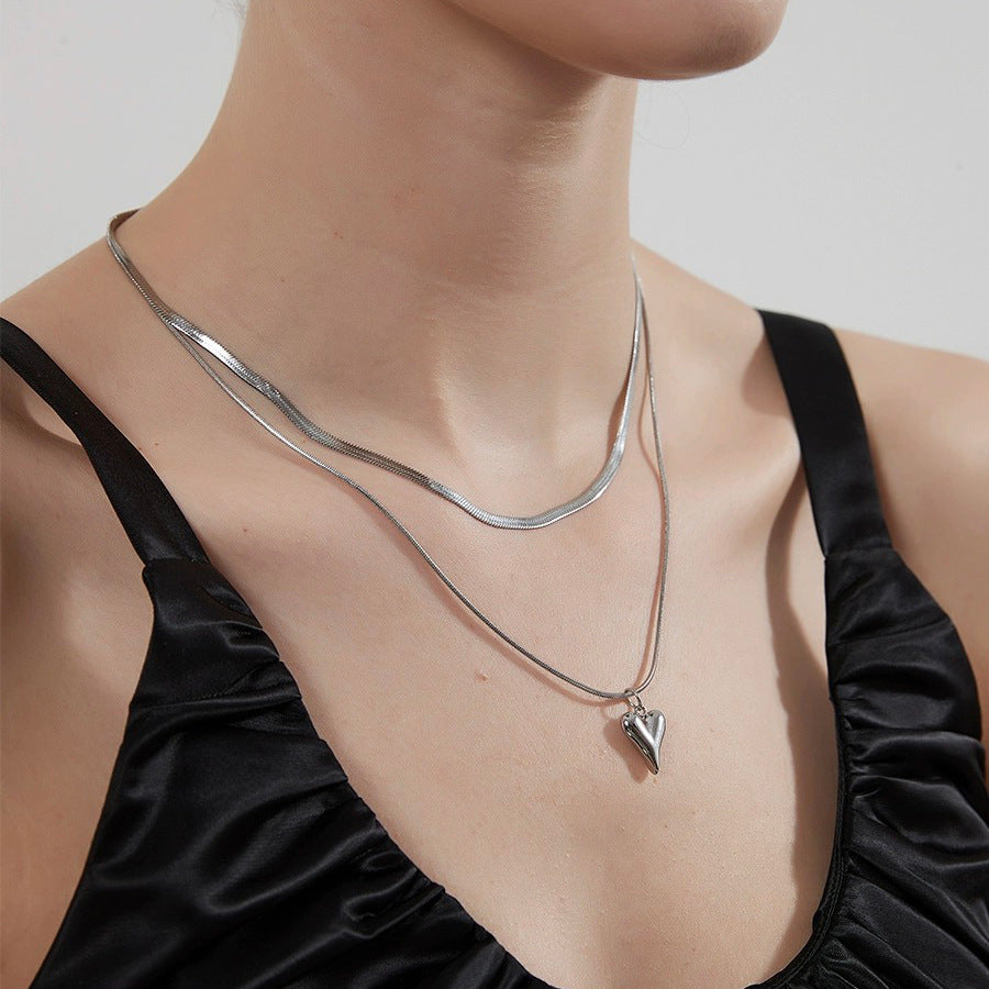 Collar minimalista de doble capa con colgante de corazón para mujer, cadena de serpiente de acero inoxidable con dije de acero de titanio y acabado chapado