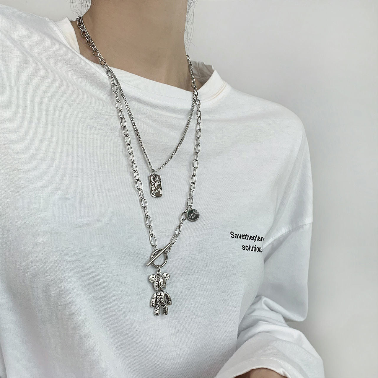 Collana con ciondolo a orsetto minimalista in acciaio al titanio placcato per donne e uomini, catena regolabile per clavicola