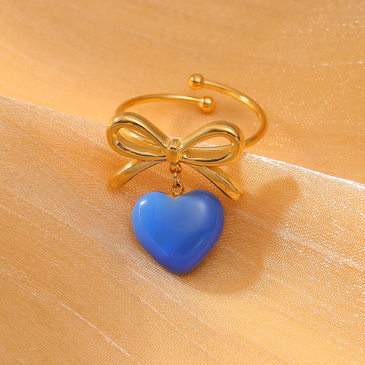 Anillo de acero de titanio de lujo minimalista en forma de corazón y lazo para mujer con acabado esmaltado y superficie chapada