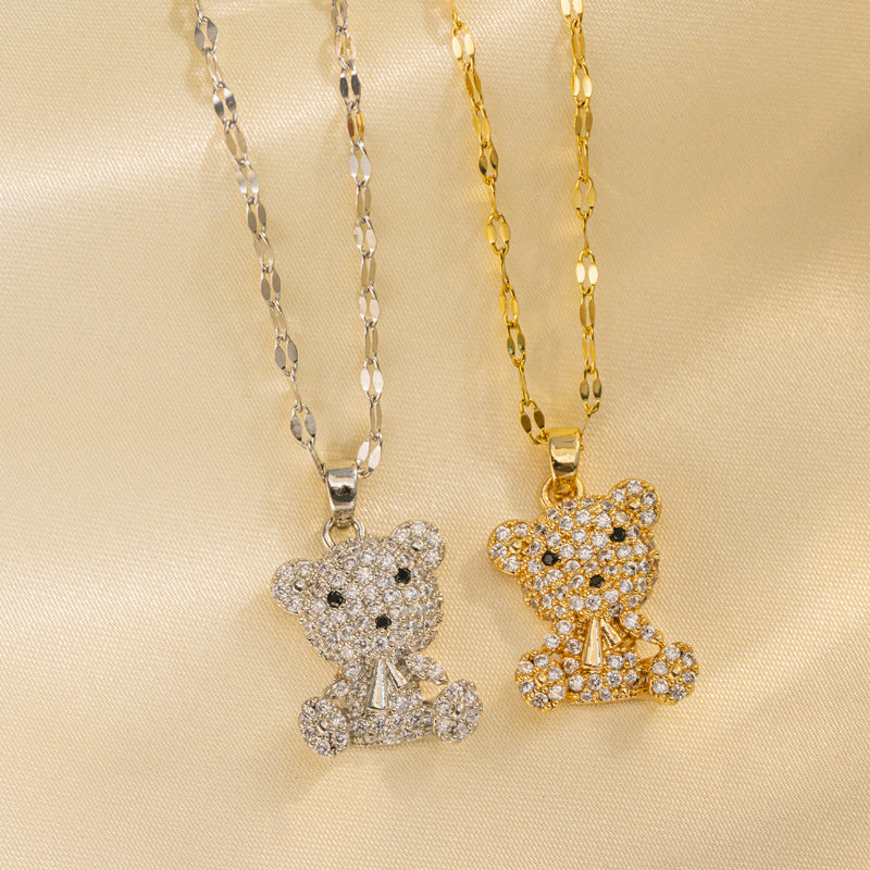 Collar minimalista de oso con micropavé de acero de titanio para mujer con cadena de bambú