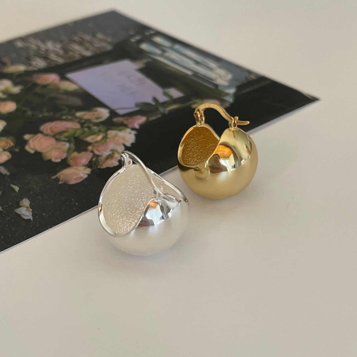 Orecchini a perno a sfera minimalisti in argento per donne, realizzati in argento sterling 925 con intarsio in perle