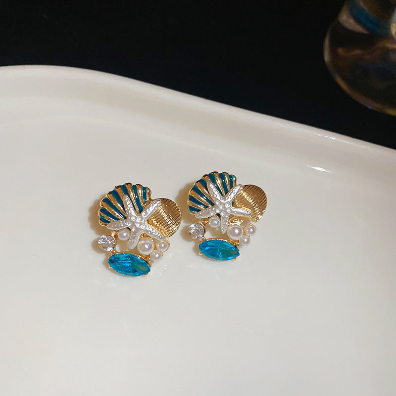 Elegante conjunto de collar con dije de coral, concha y estrella de mar con detalles de pedrería para mujer, estilo medallón minimalista, cadena delicada hasta la clavícula y pendientes de botón