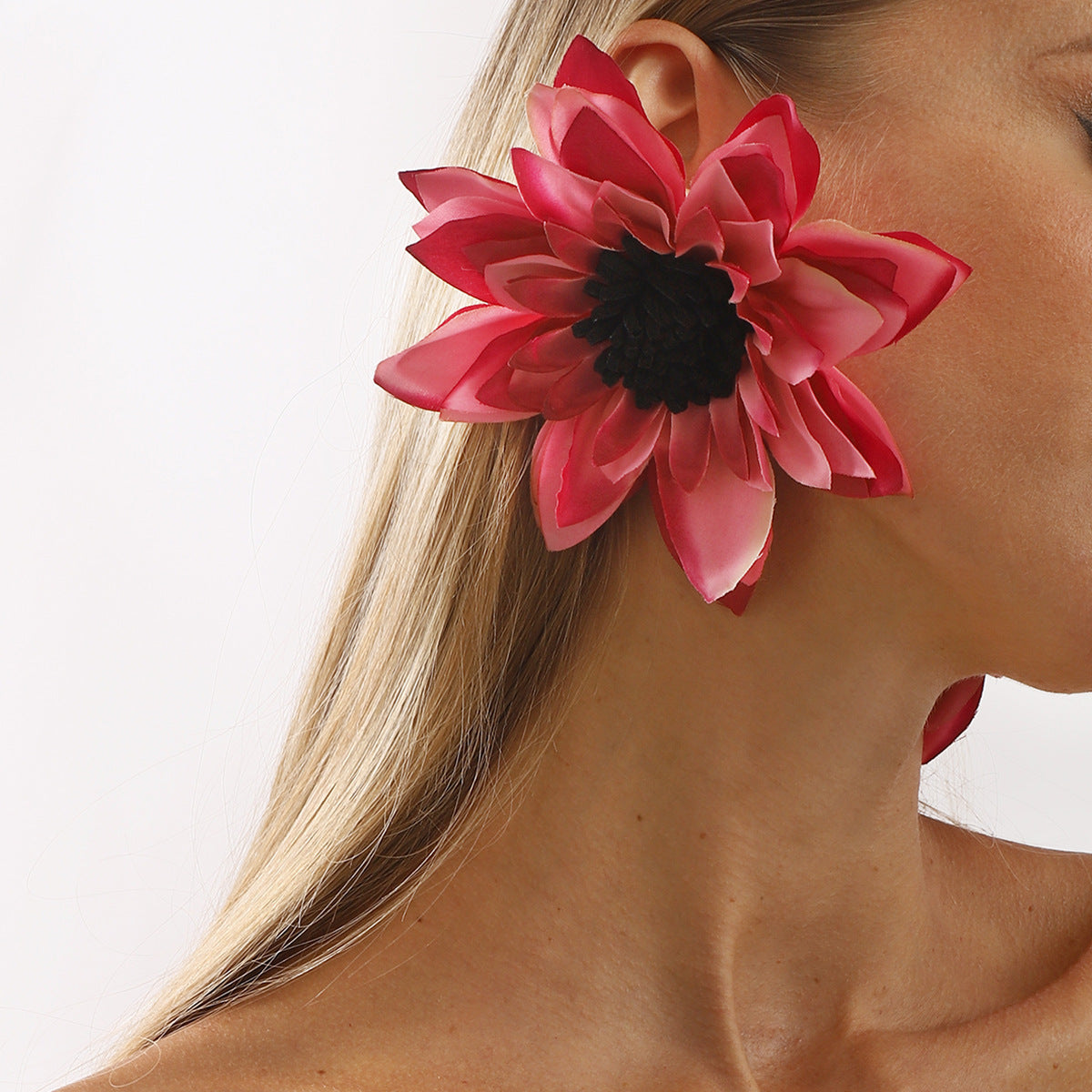 Collar floral de verano con flores de tela hechas a mano en cordón de cuero trenzado para mujer