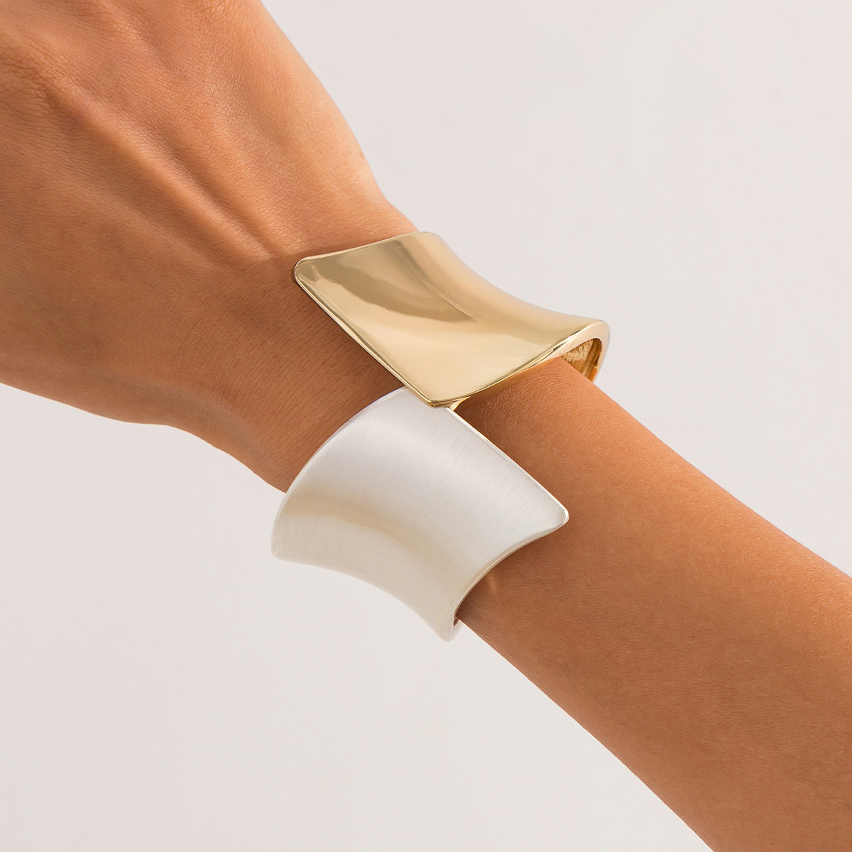 Bracciale largo a molla concavo lucido in stile punk da donna, in lega, regolabile