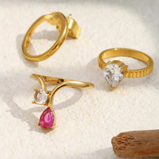 Anello minimalista di lusso in acciaio inossidabile con geometrie, placcatura in oro 18K e dettagli in zirconia a goccia