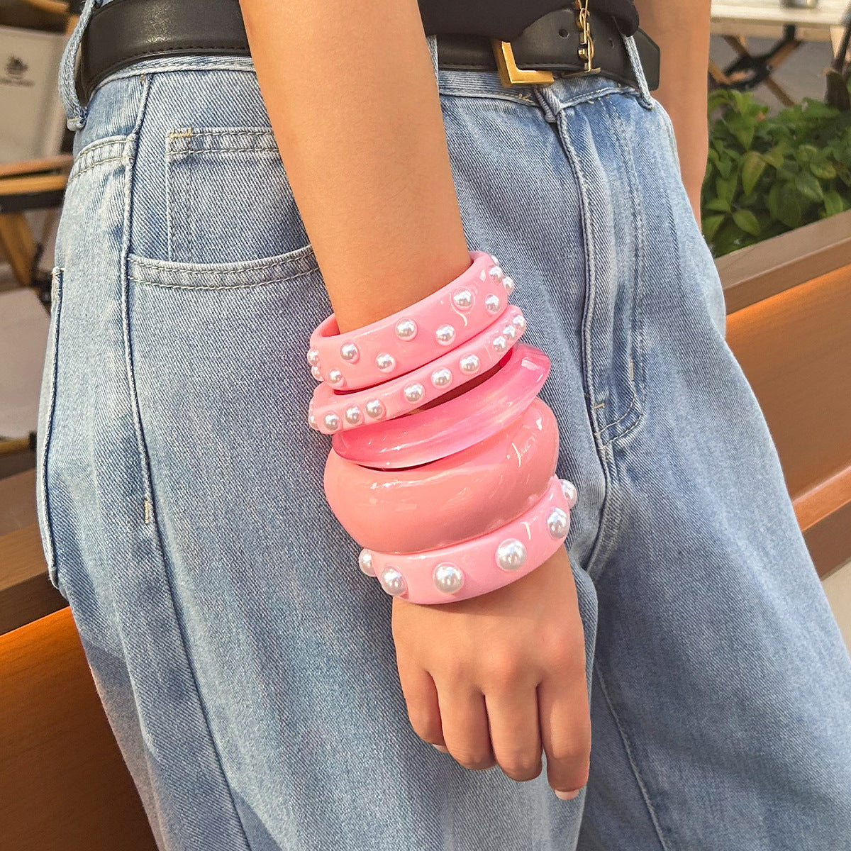 Pulsera ancha tipo brazalete de resina con efecto perla irregular estilo Ins, con polvo brillante y detalles de lunares