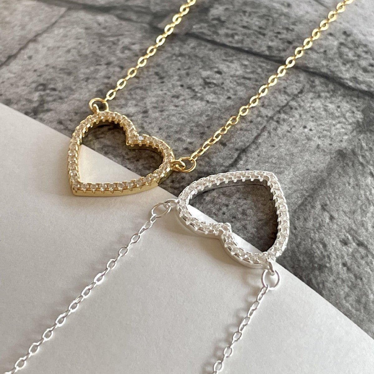 Collana con Ciondolo a Cuore Minimalista in Argento Sterling 925 con Intarsi di Strass e Placcatura in Oro su Catena a Croce