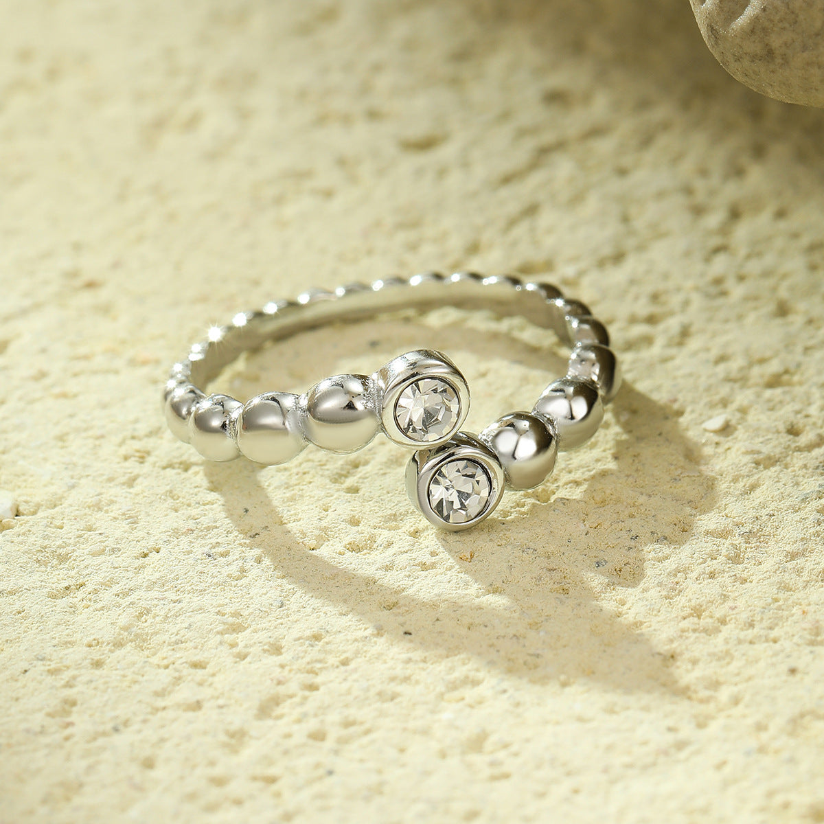 Anillo Abierto Lujoso Minimalista de Acero de Titanio con Incrustaciones de Circonita Cuadrada y Diseño de Corazón para Mujer