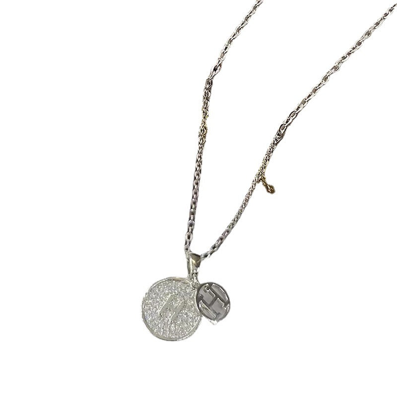 Collar con colgante de letra minimalista en acero de titanio con incrustaciones de pedrería en cadena O para mujer