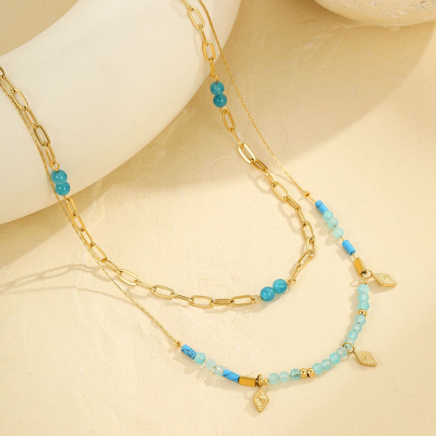 Collana a doppio strato in acciaio inossidabile con geometria vintage e perle di pietra naturale per donna, con catena clavicola e finitura placcata