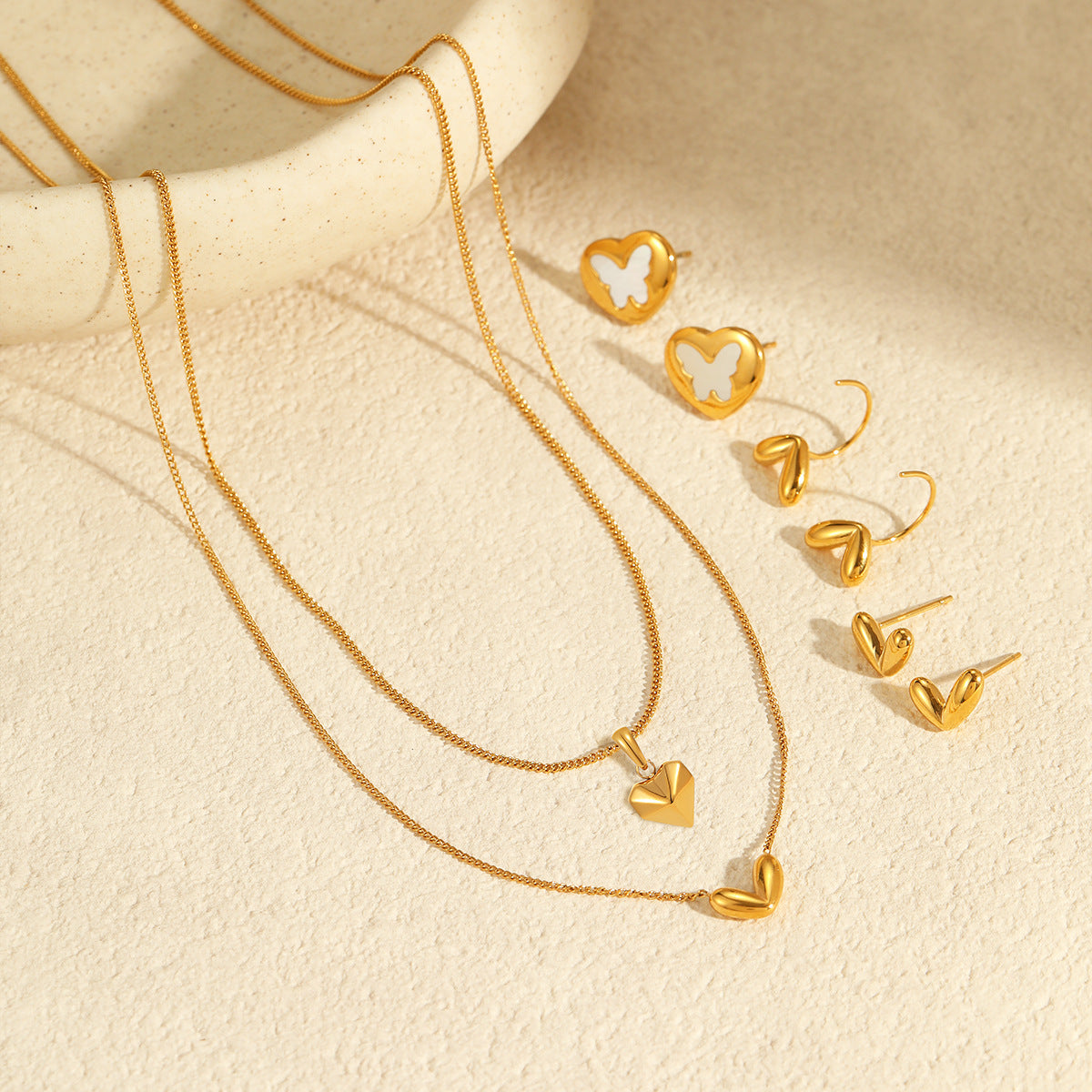 Collar con Colgante Minimalista de Acero Inoxidable en Forma de Corazón con Acabado Chapado para Mujer