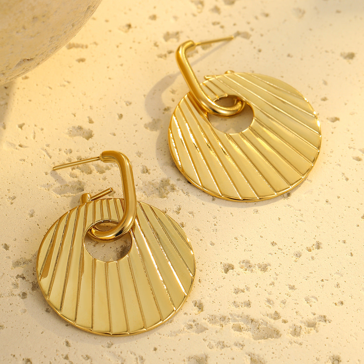 Pendientes geométricos circulares minimalistas de acero inoxidable brillante para mujer con acabado chapado