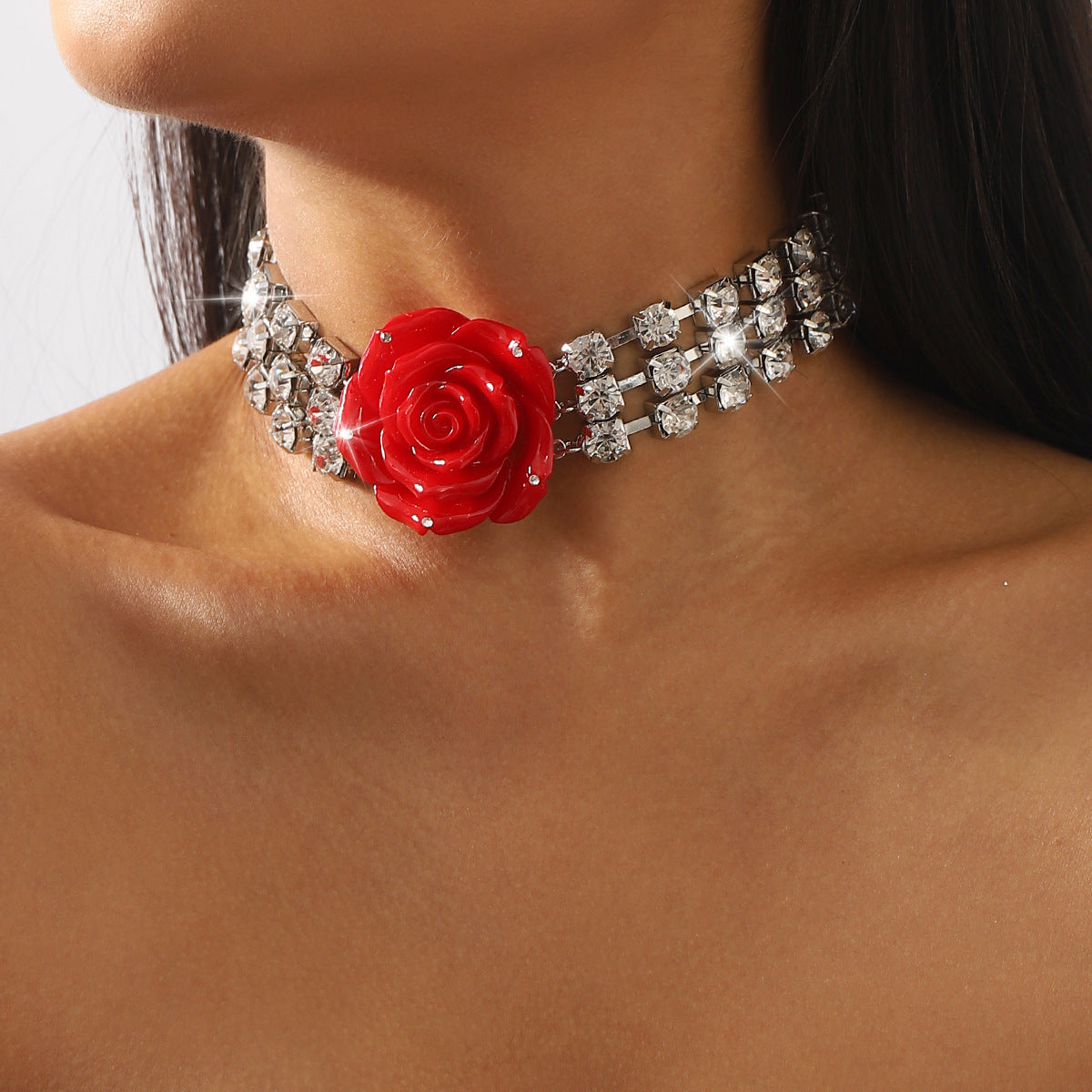 Collar con colgante de flor de rosa 3D dulce y atrevido con incrustaciones de diamantes de imitación sobre base de resina, cadena a la altura de la clavícula para mujer