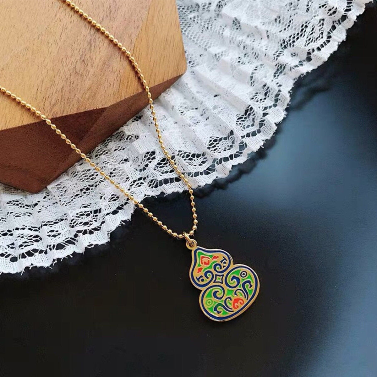 Collana Lunga Unisex in Acciaio al Titanio con Zucca Geometrica Smaltata Colorata Vintage