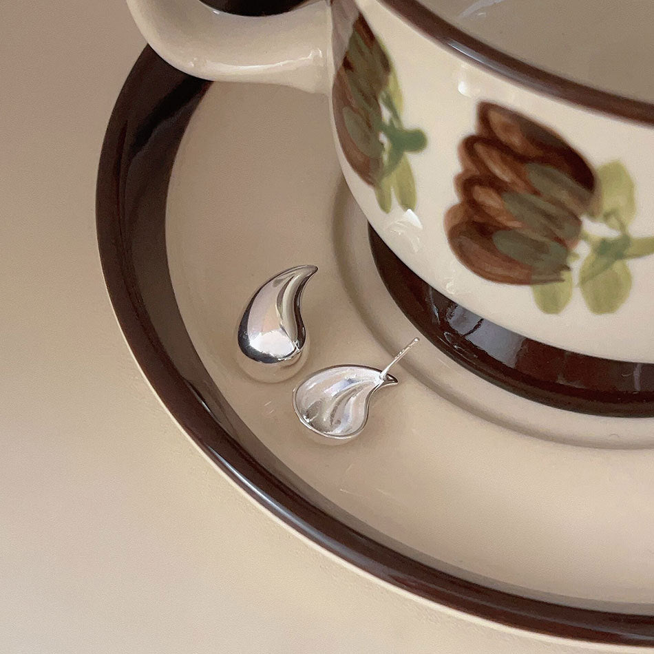 Aretes Minimalistas de Plata de Ley 925 con Forma de Lágrima y Acabado Bañado