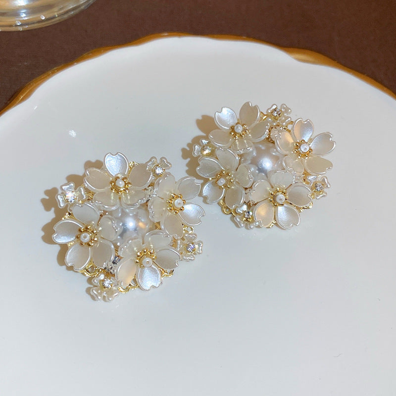 Elegantes pendientes florales de perlas con postes de plata chapados en oro para mujer
