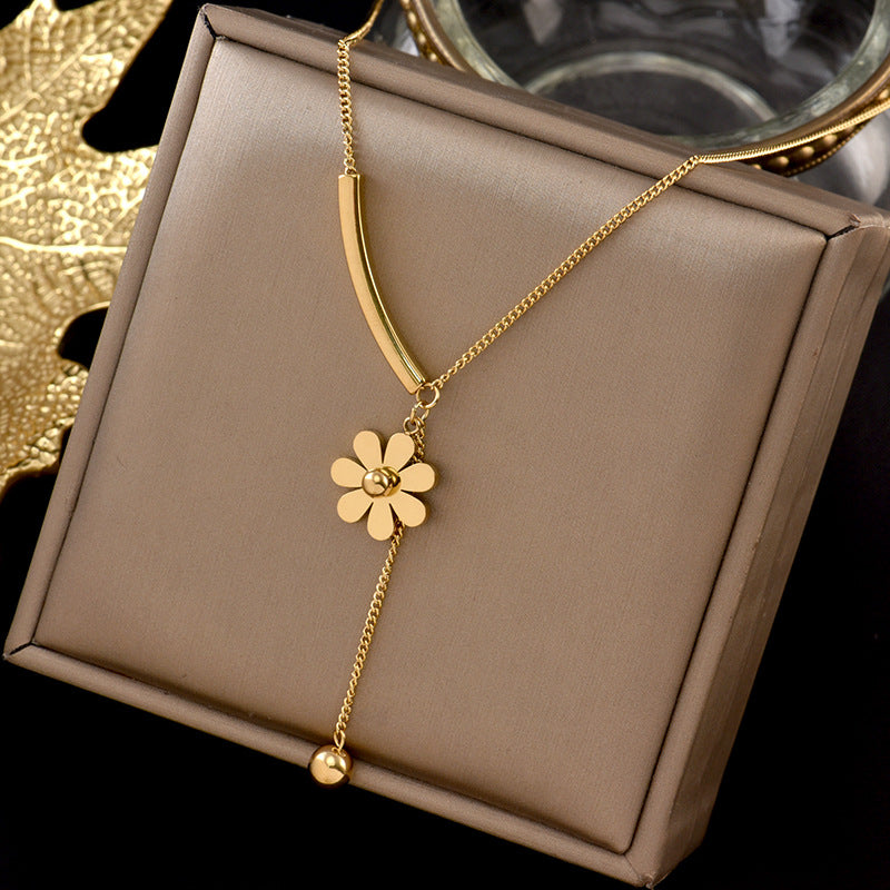 Fashionable Daisy Pendant Necklace for Women in Titanium Steel with Gold Plating and Fringe Detail on O-Chain