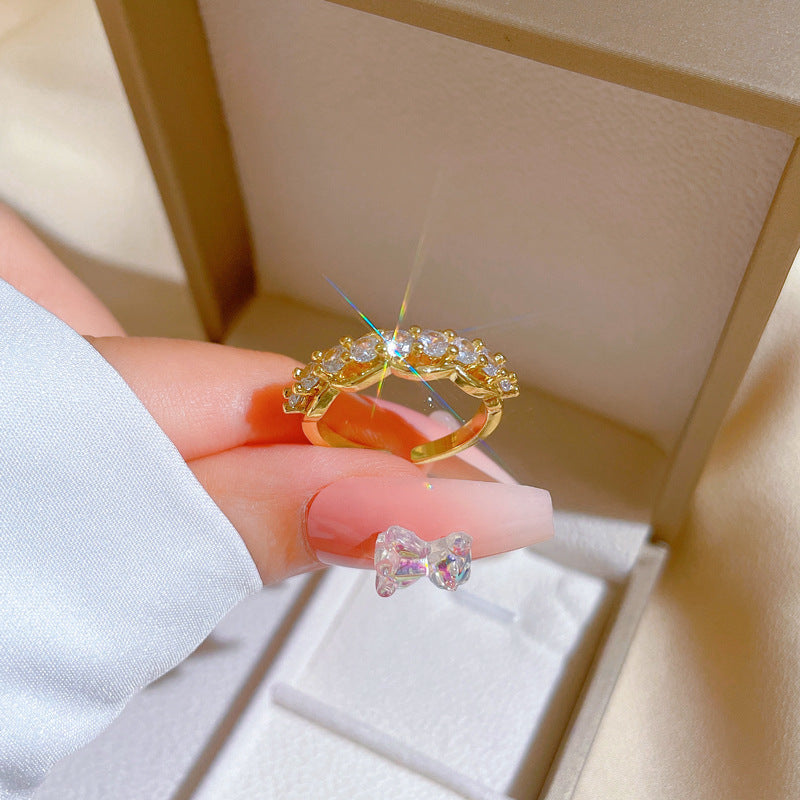 Anillo Minimalista de Latón con Forma de Corona y Baño de Oro para Mujer